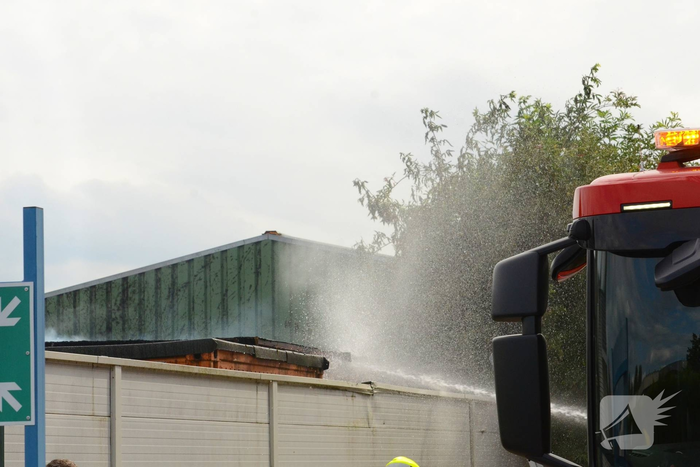 Brand in bijgebouw veroorzaakt grote inzet van brandweer