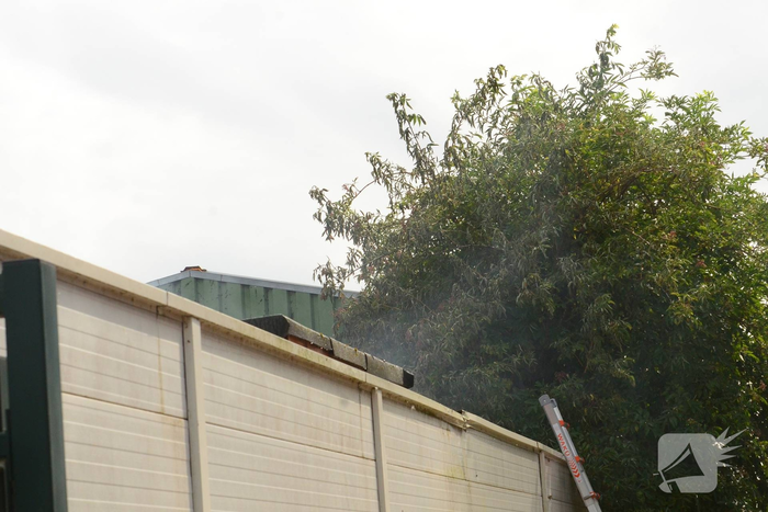 Brand in bijgebouw veroorzaakt grote inzet van brandweer