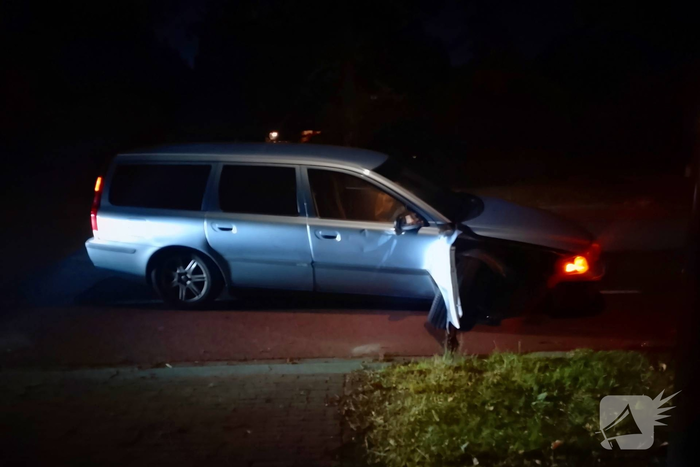Automobilist botst tegen geparkeerde auto