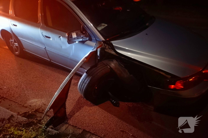 Automobilist botst tegen geparkeerde auto