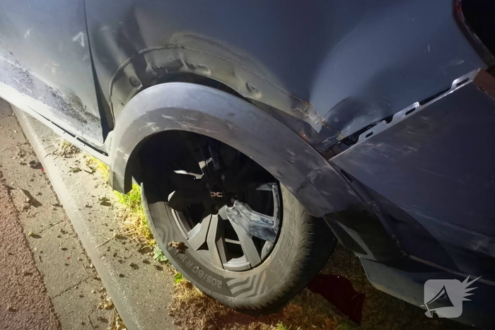 Automobilist botst tegen geparkeerde auto