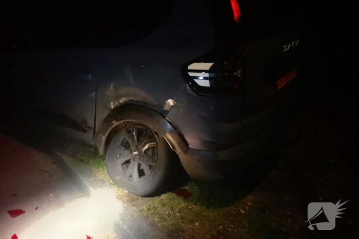Automobilist botst tegen geparkeerde auto