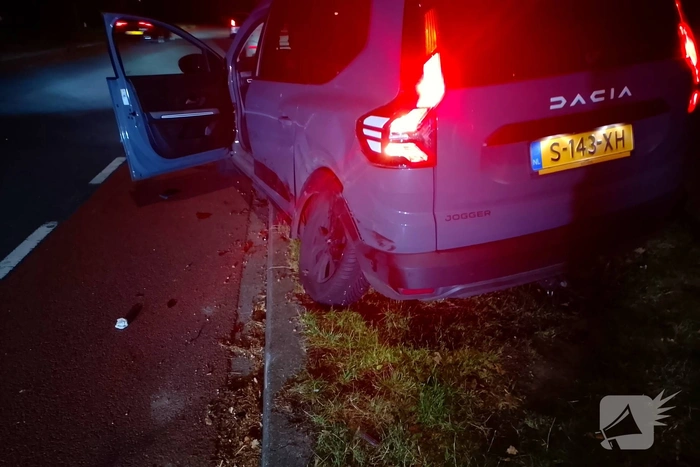 Automobilist botst tegen geparkeerde auto