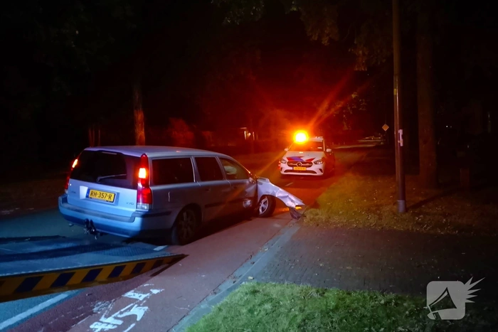 Automobilist botst tegen geparkeerde auto