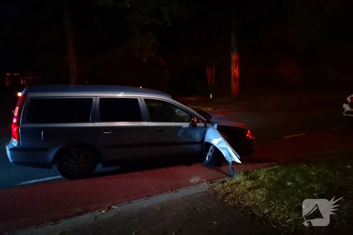 Automobilist botst tegen geparkeerde auto
