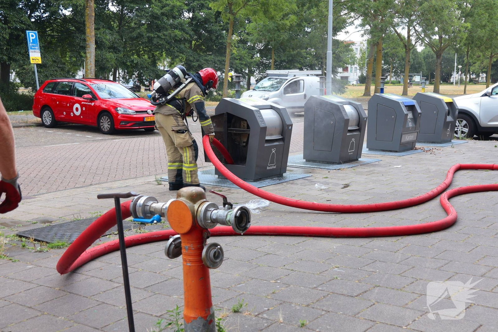 Brand in ondergrondse afvalcontainer geblust