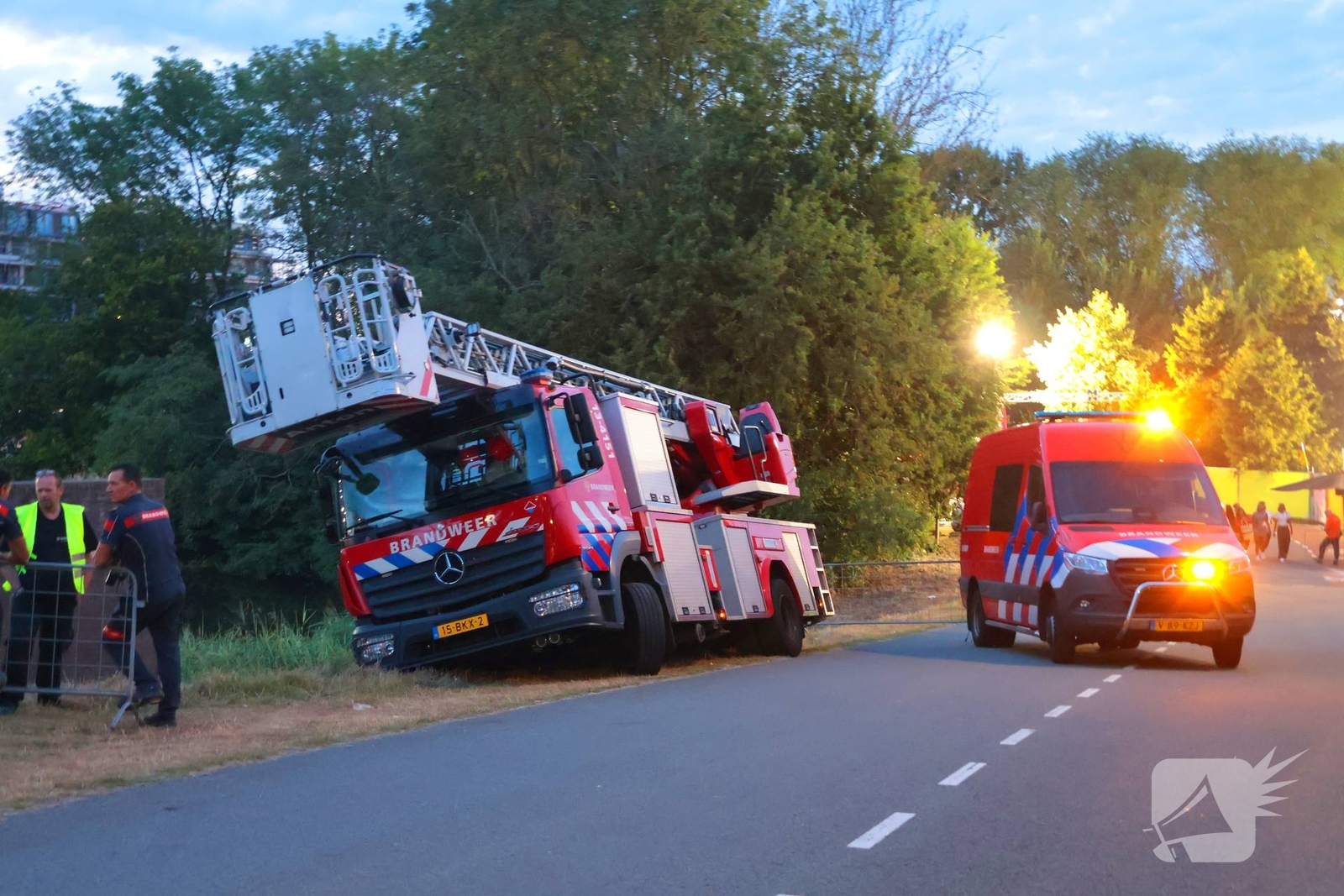 Brandweervoertuig zakt weg in berm