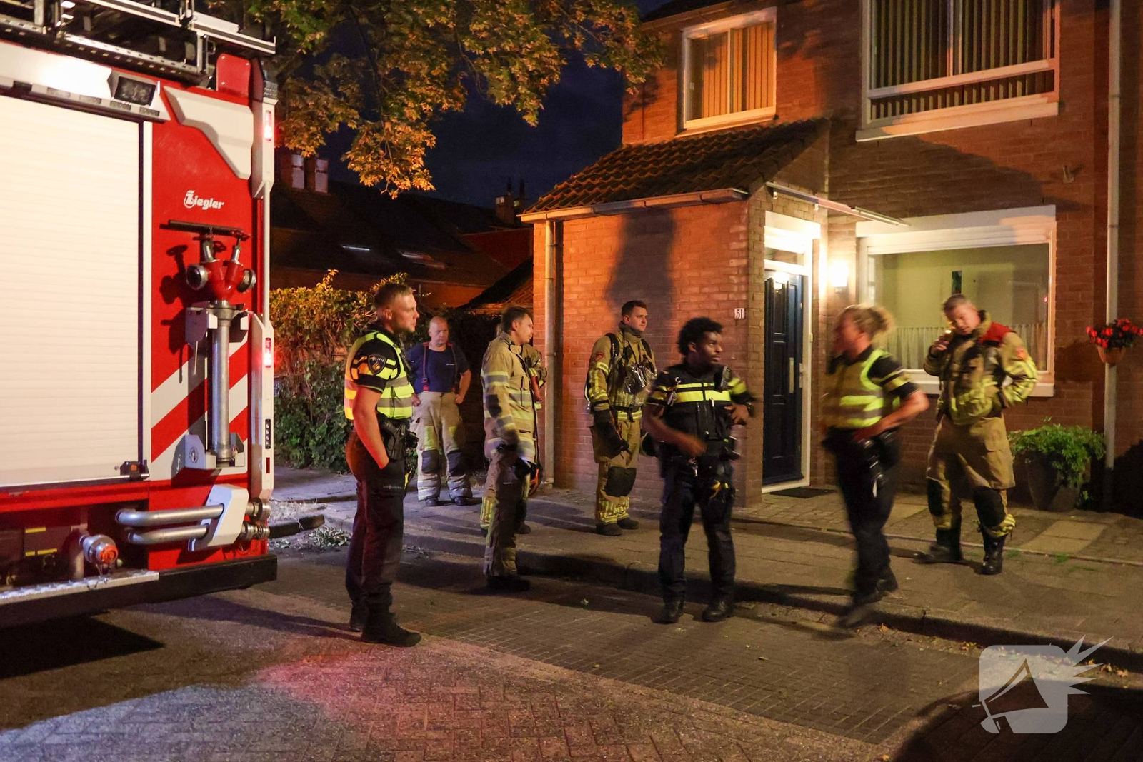 Brandweer voert controle uit nadat bewoner brand blust in achtertuin