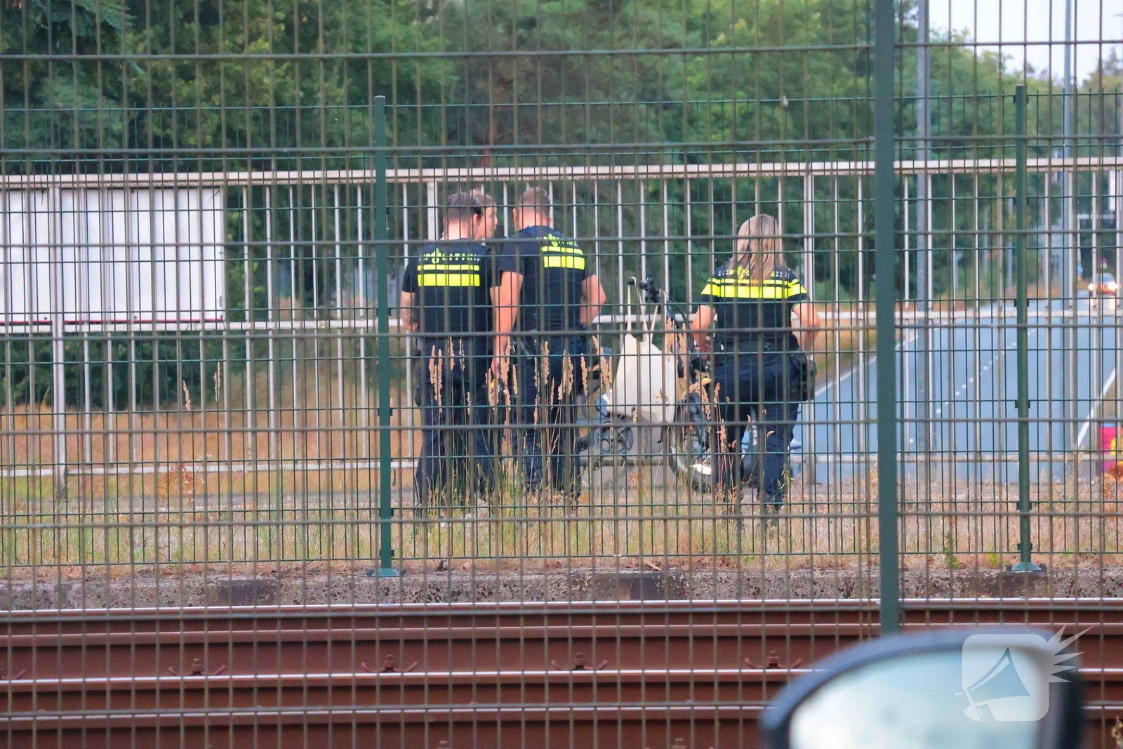 Jongeren opgemerkt langs het spoor