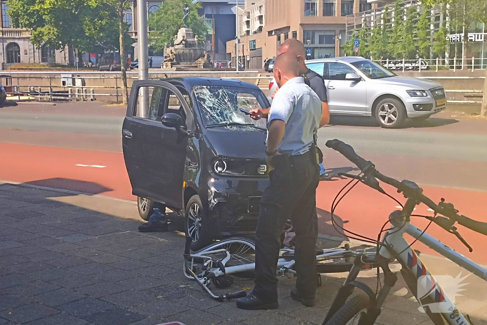 Auto zwaar beschadigd na ongeval met fietser