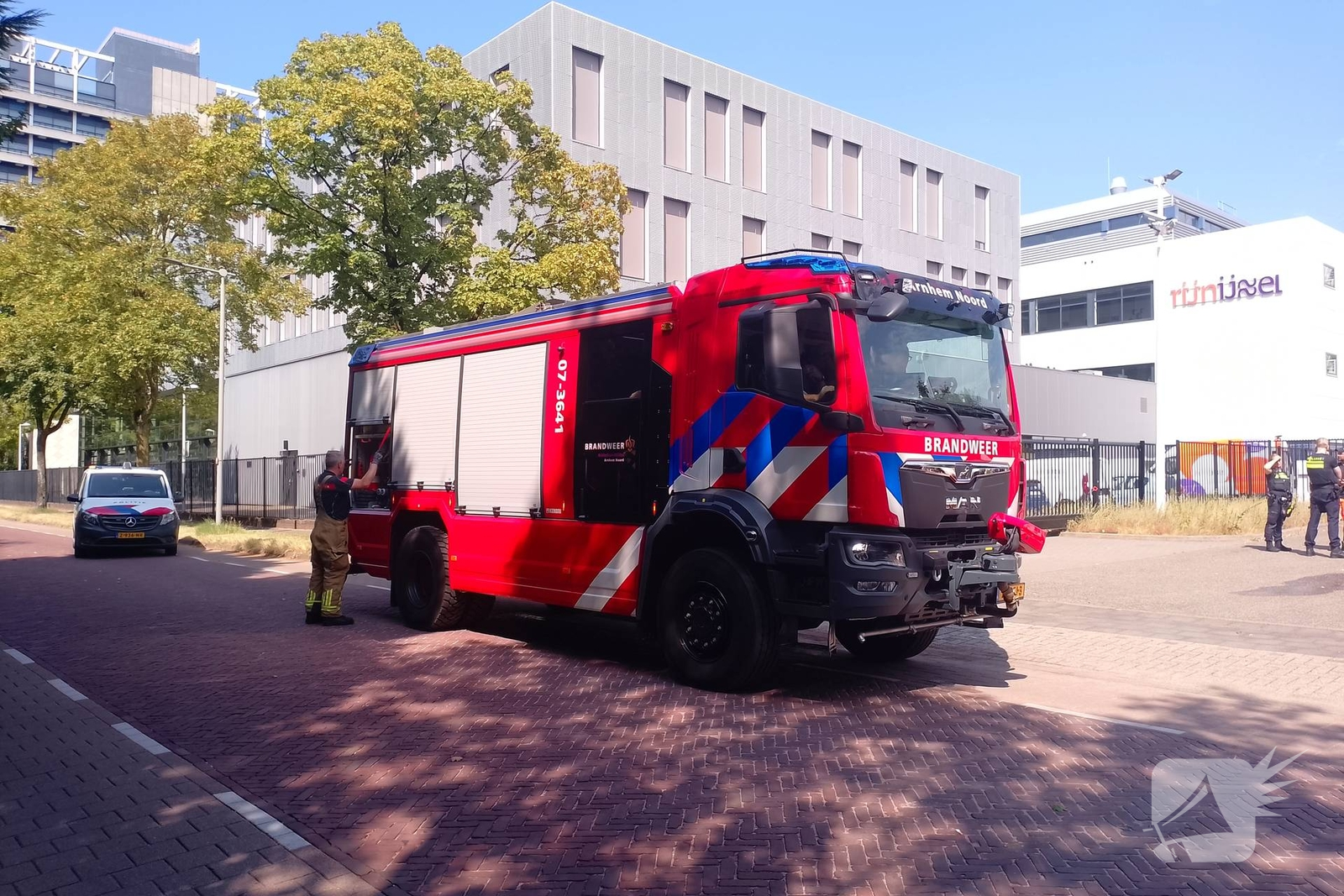 Vuilniswagen dumpt afval na rookontwikkeling