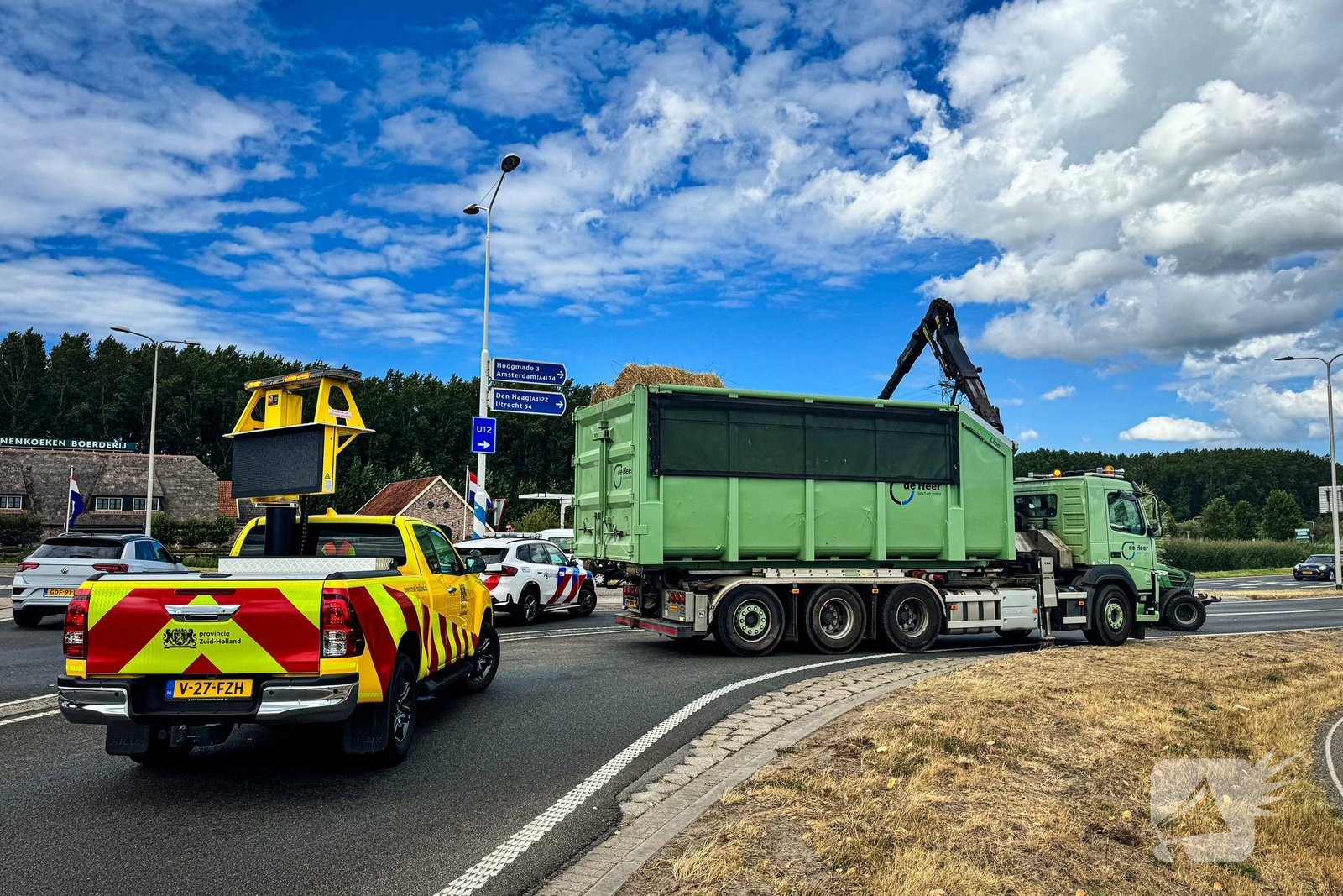 Aanhanger van tractor gekanteld op weg