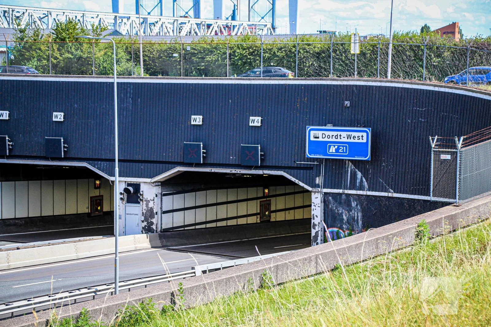 Grote verkeershinder doordat twee vrachtwagens botsen tunnel