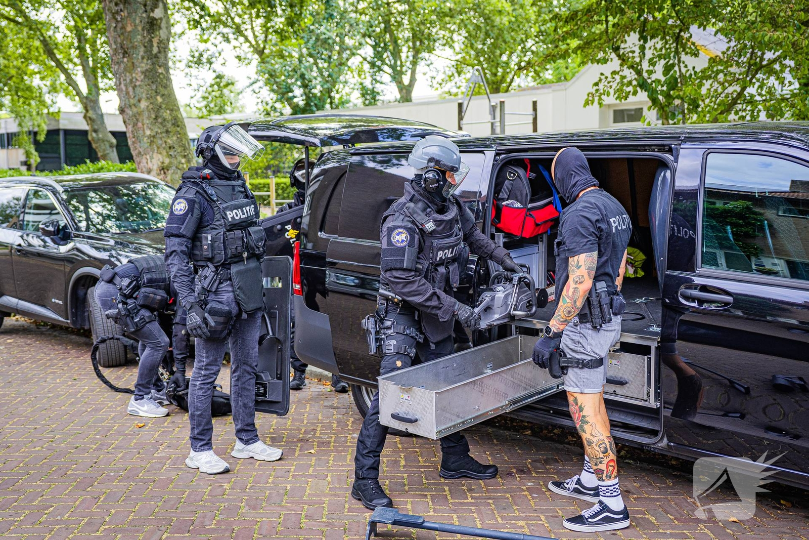 Politie valt woning binnen in verband met mogelijk vuurwapen