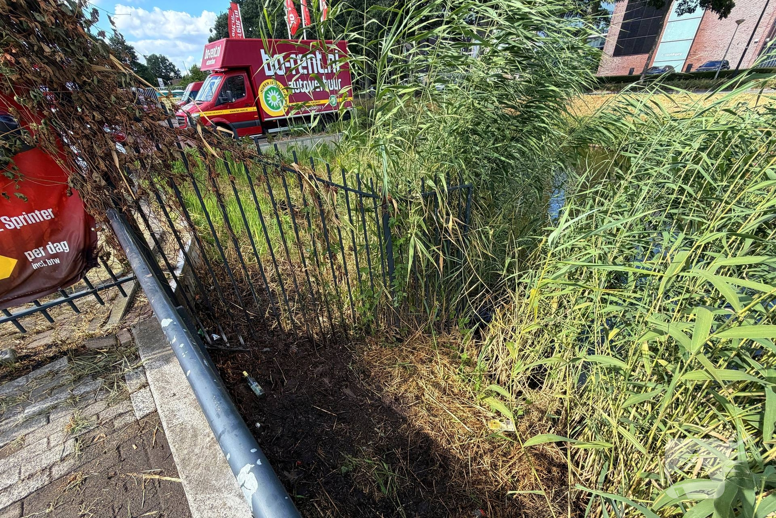 Brand in riet langs water snel onder controle