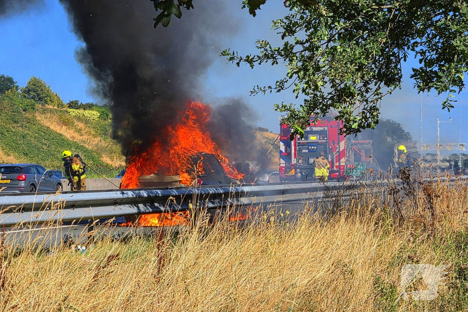 Auto brandt volledig uit op snelweg, caravan optijd losgekoppeld