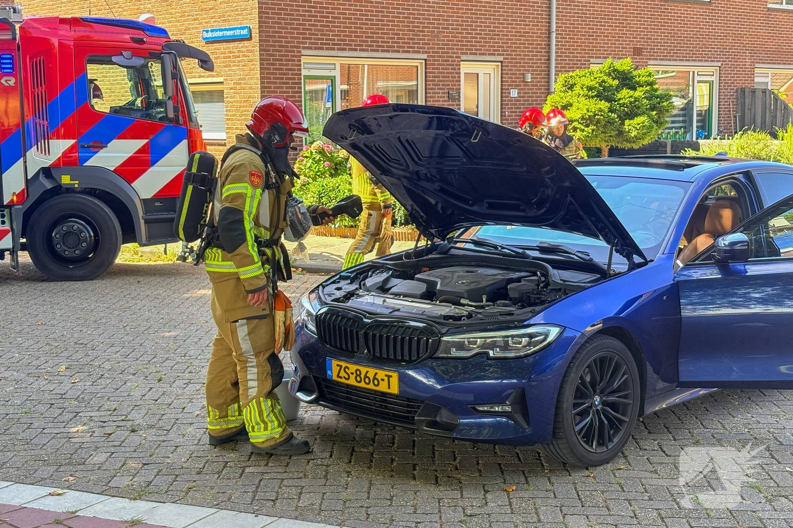 Auto wordt te warm, brandweer ter plaatse