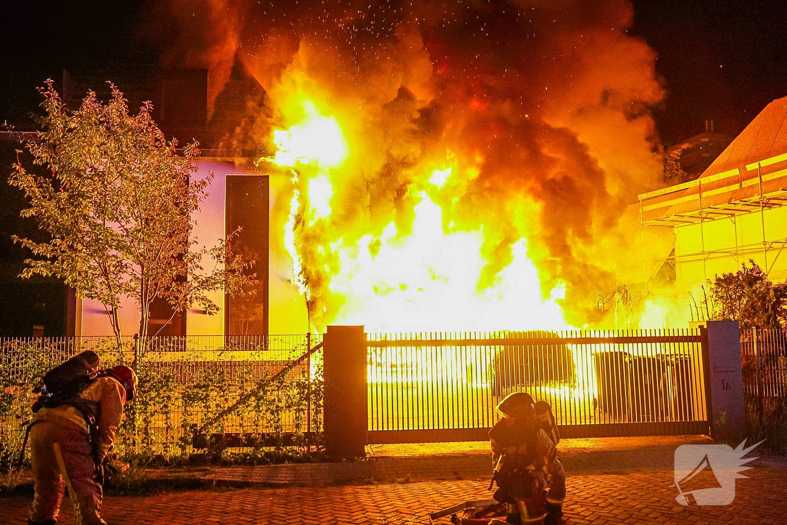 Grote band verwoest voertuigen en woning
