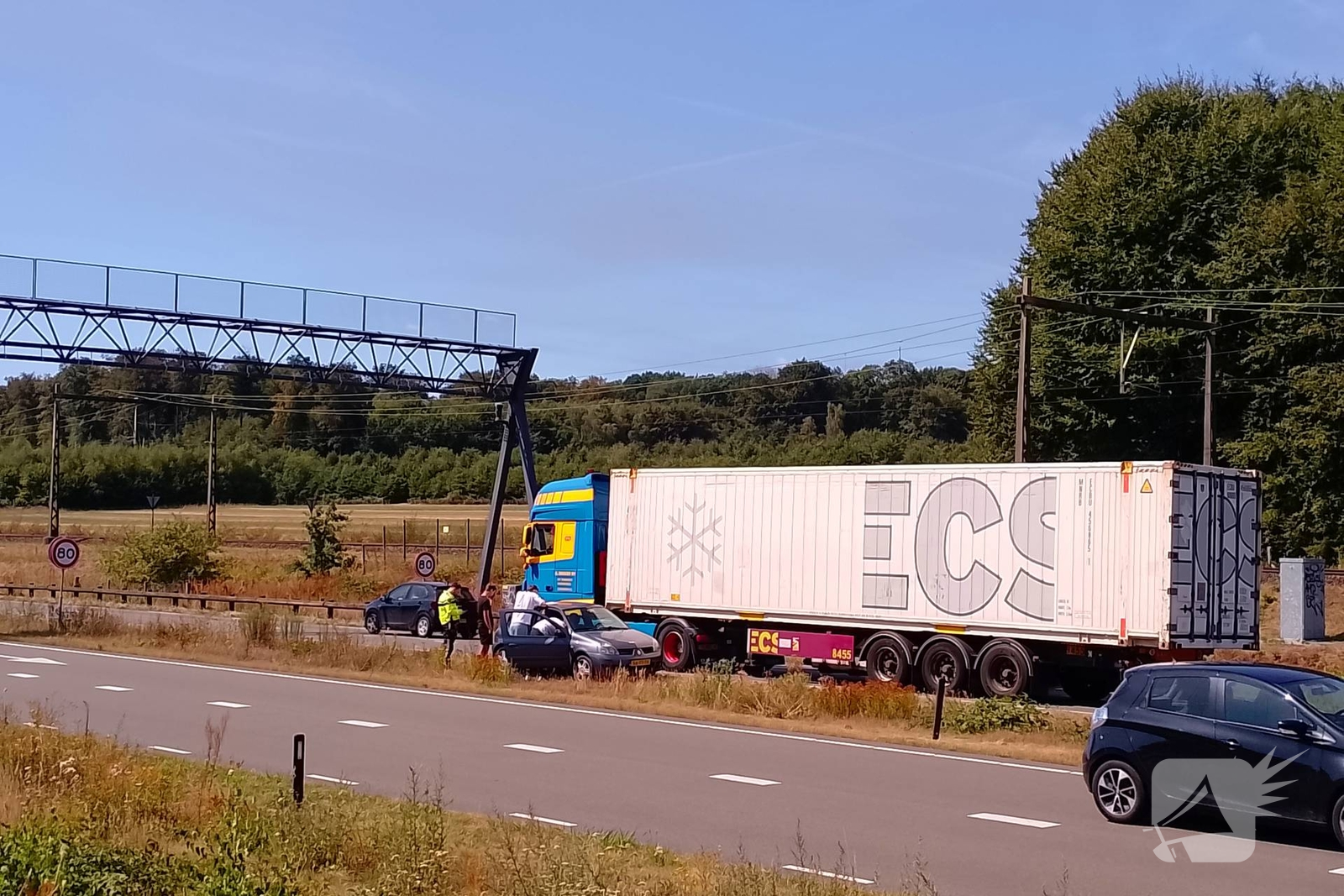 Blikschade bij aanrijding tussen vrachtwagen en personenauto