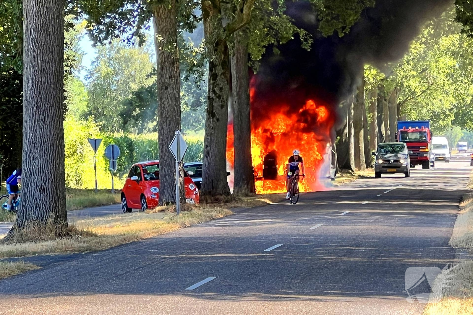 Brand in landbouwvoertuig zorgt voor wegafsluiting