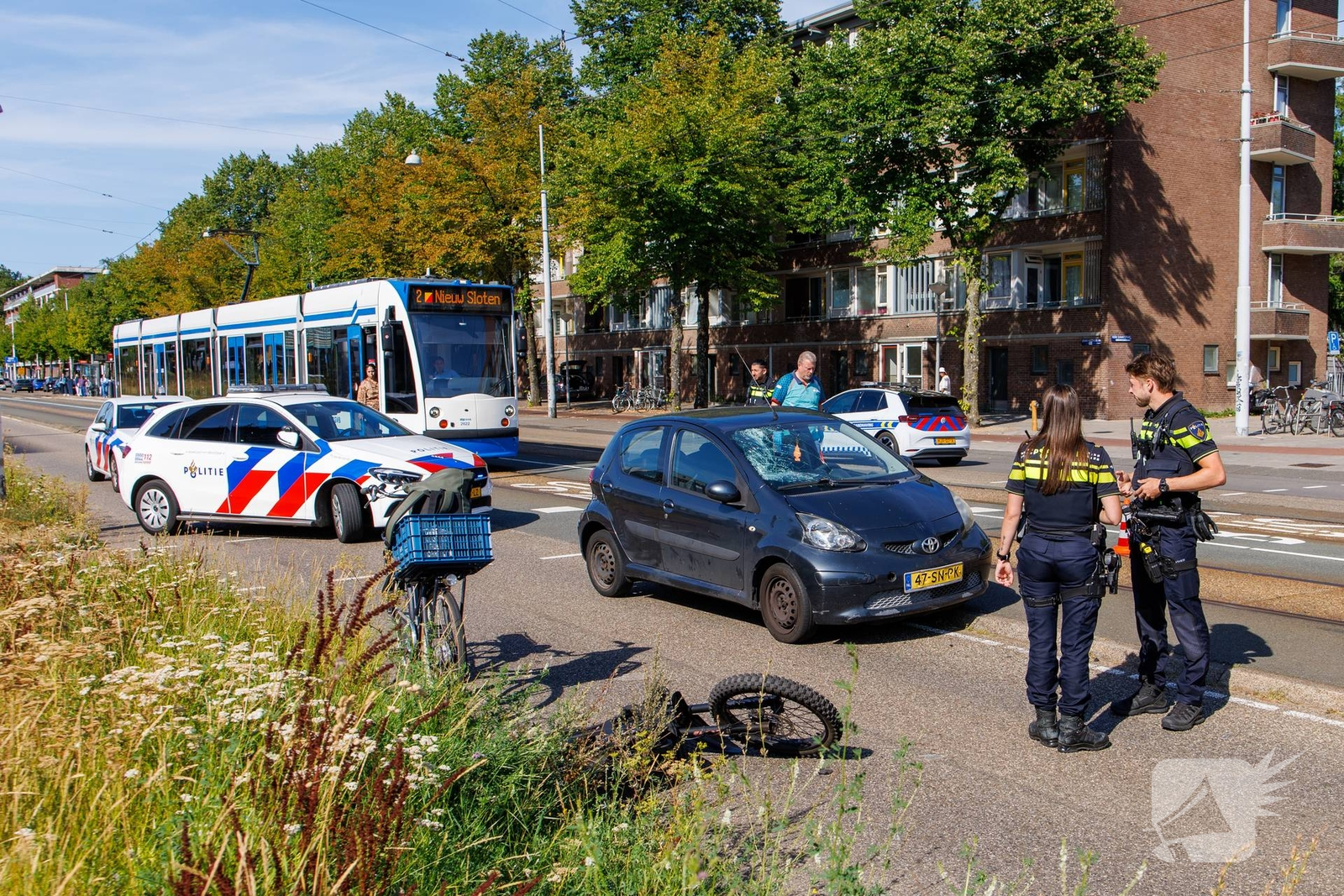 Fatbiker belandt op voorruit van auto