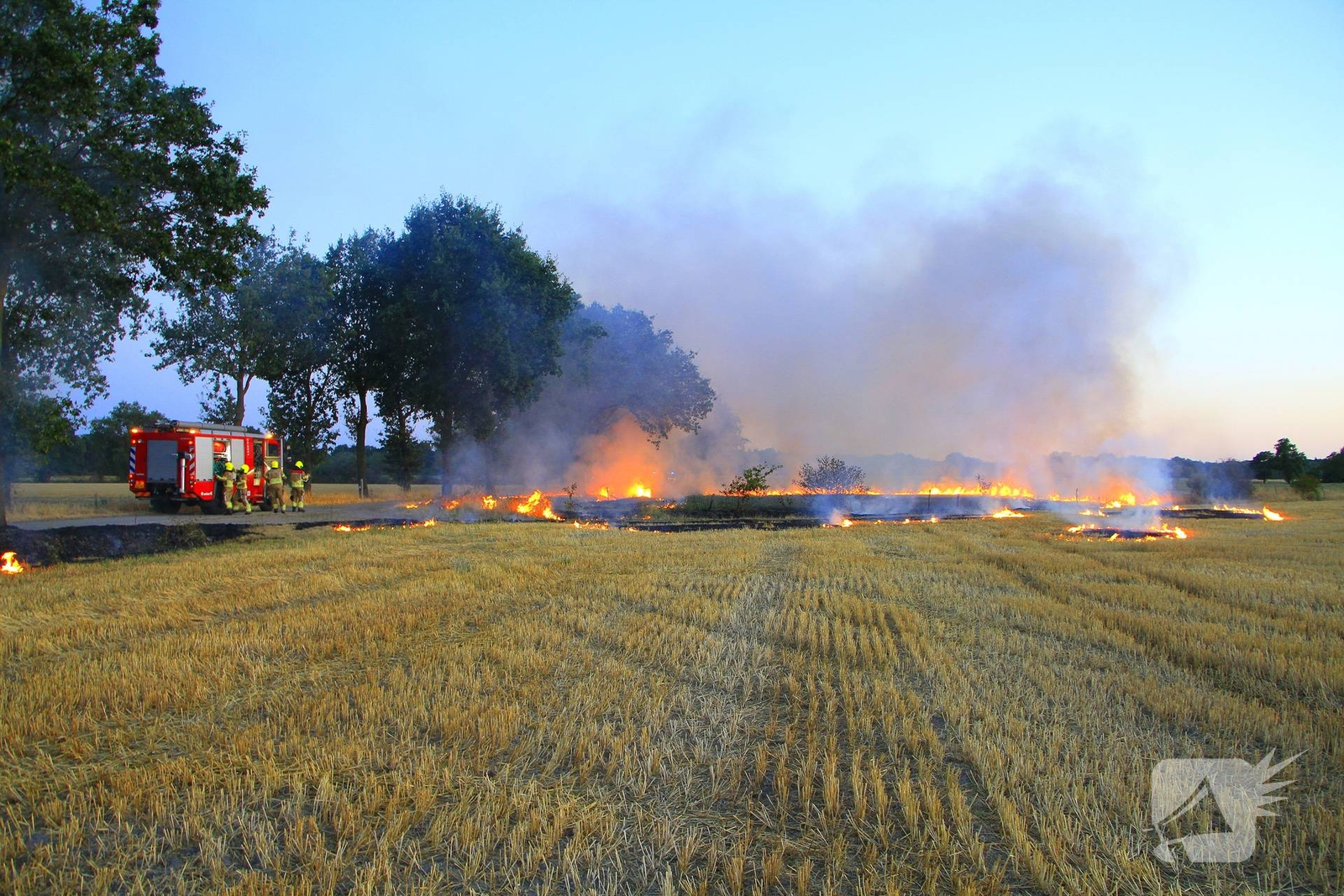 Brand op akker breid zich fors uit