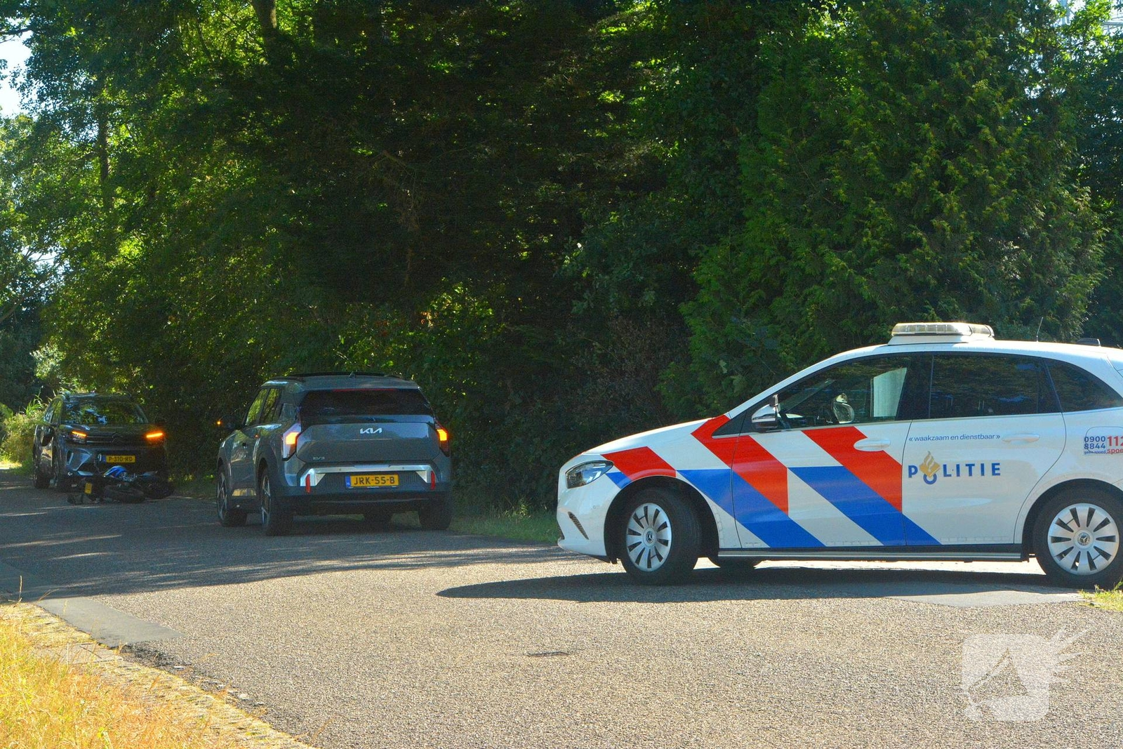 Botsing tussen brommer en auto zorgt voor wegafsluiting