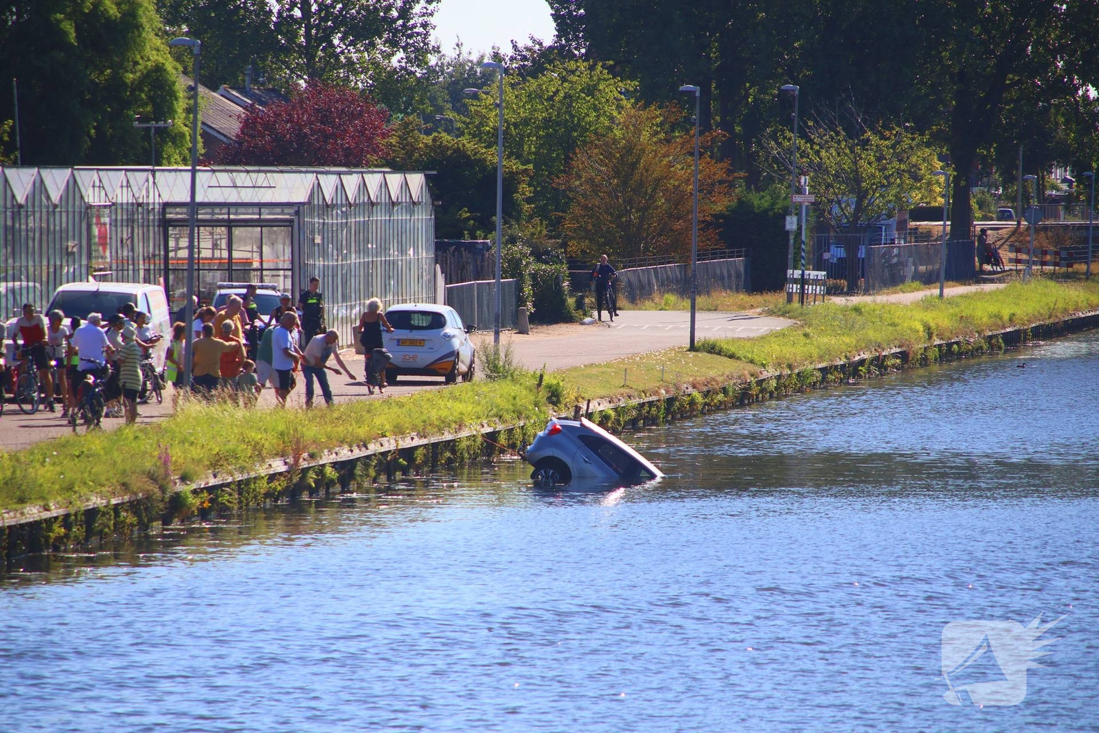 Voertuig rolt te water na vergeten handrem