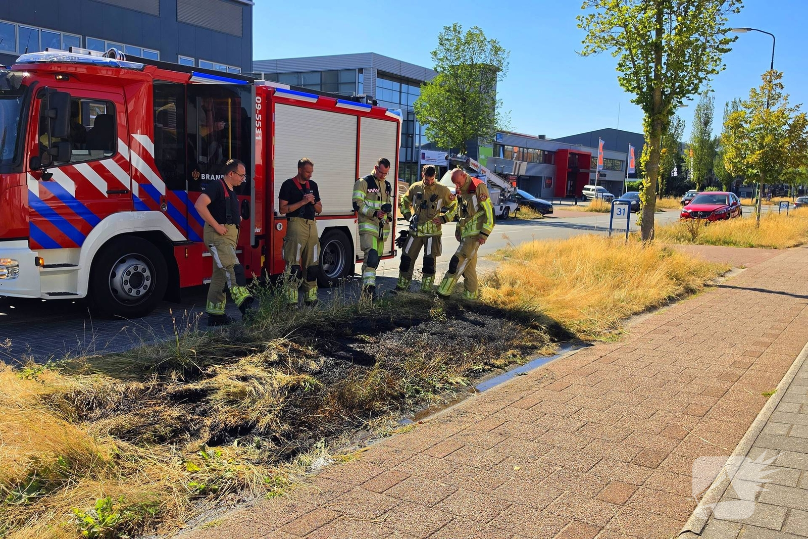 Bermbrand geblust door bedrijfsmedewerkers