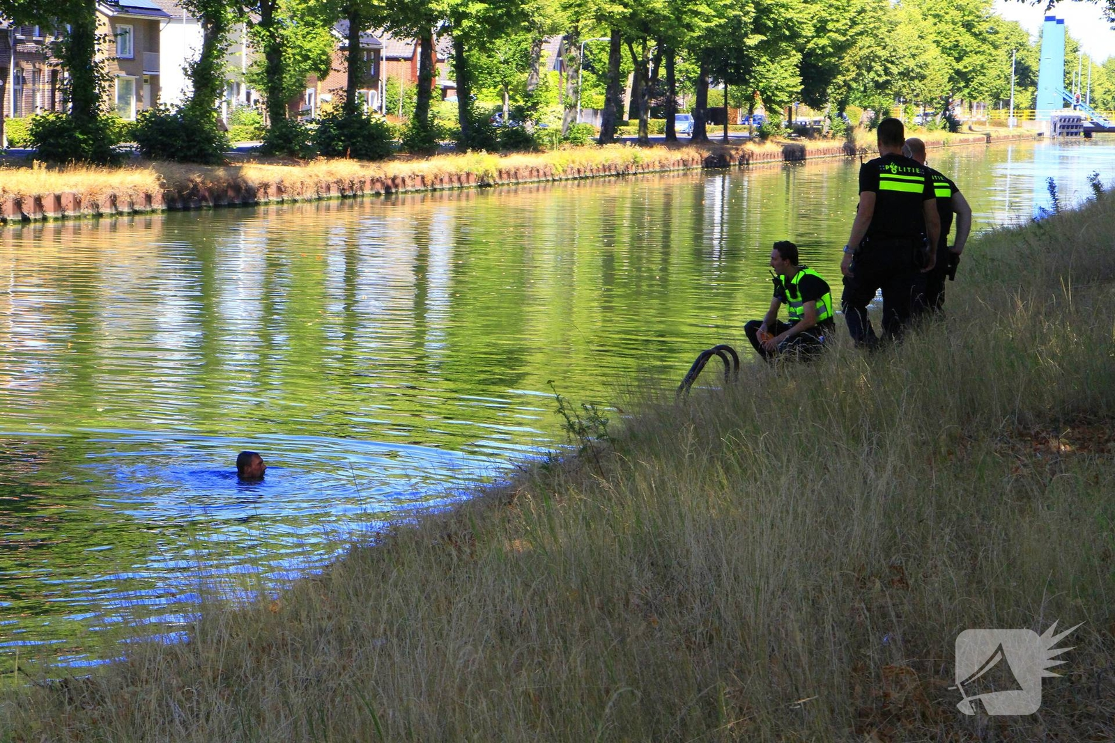 Man komt zelfstandig uit water na duik