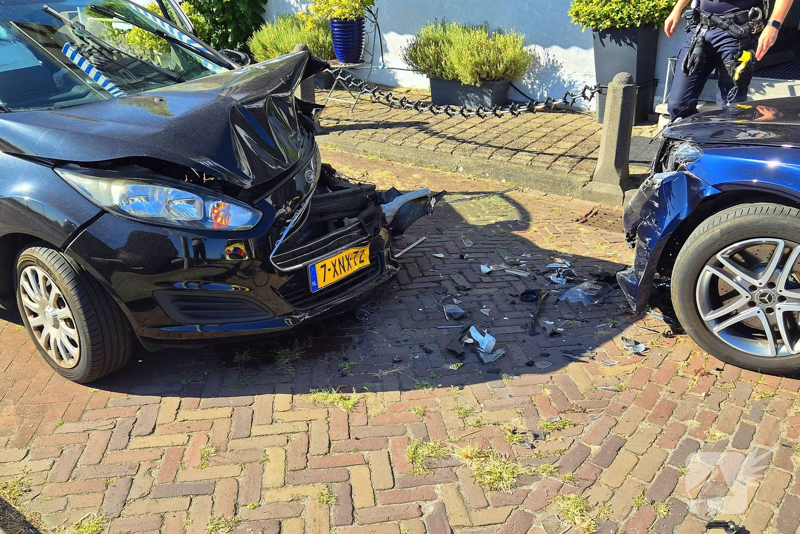 Bestuurster botst tegen geparkeerde auto