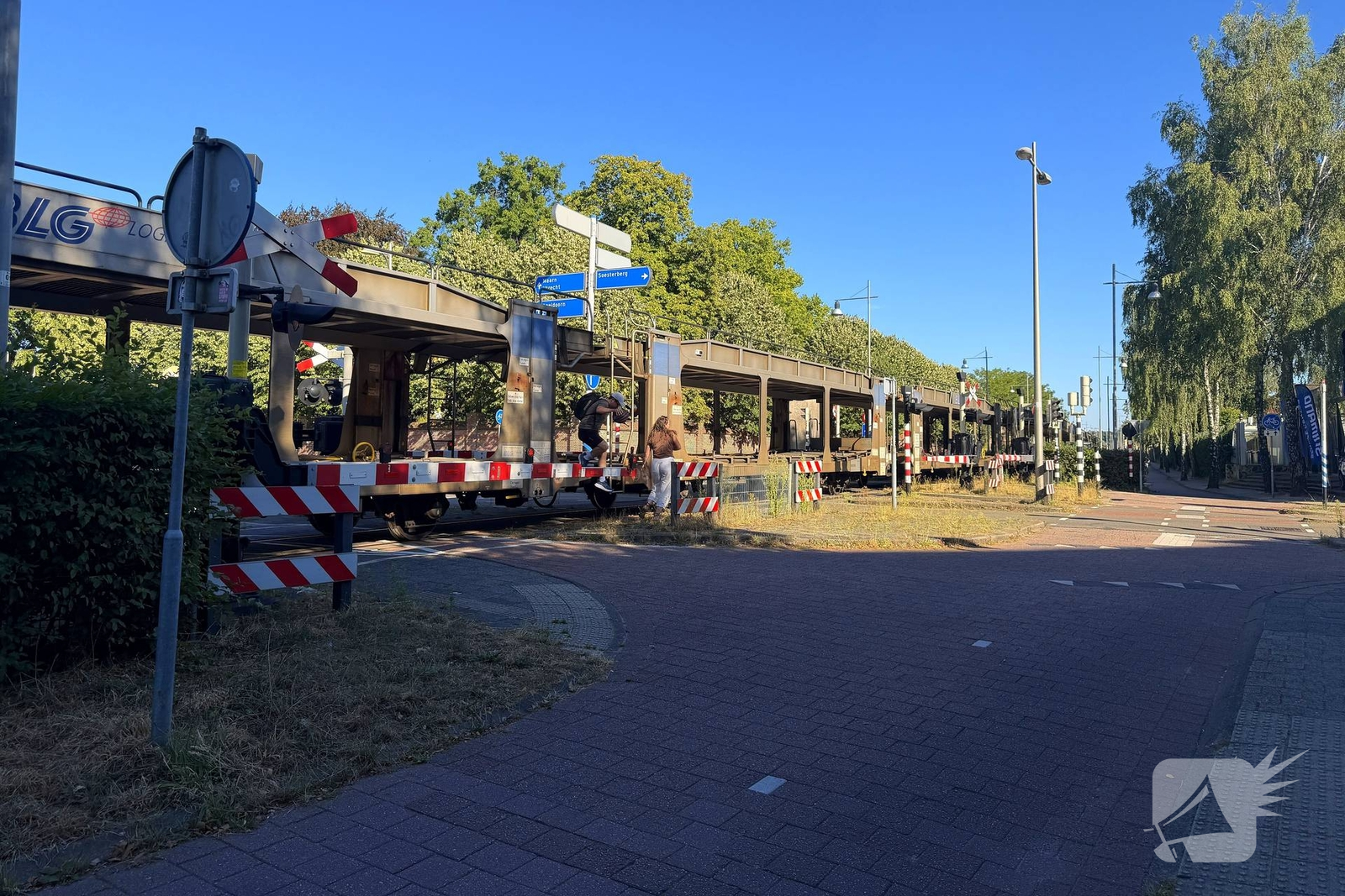 Voetgangers ondernemen gevaarlijke acties bij overweg