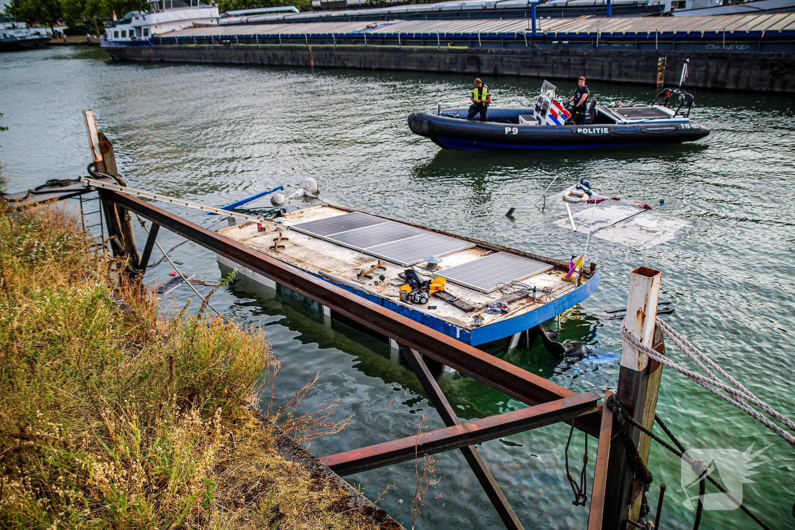 Grote boot zinkt in haven