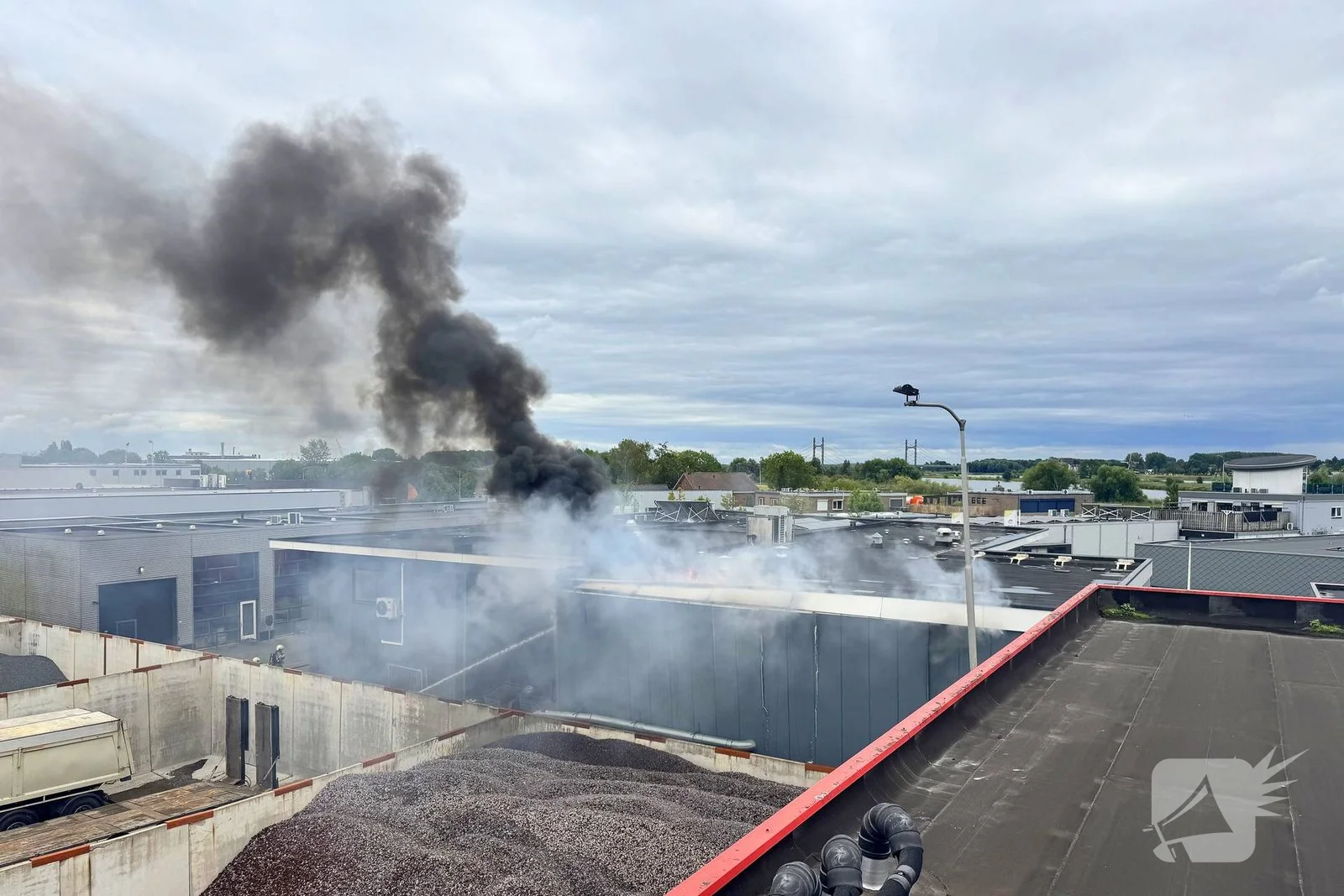 Grote brand bij bedrijf zorgt voor ontruiming