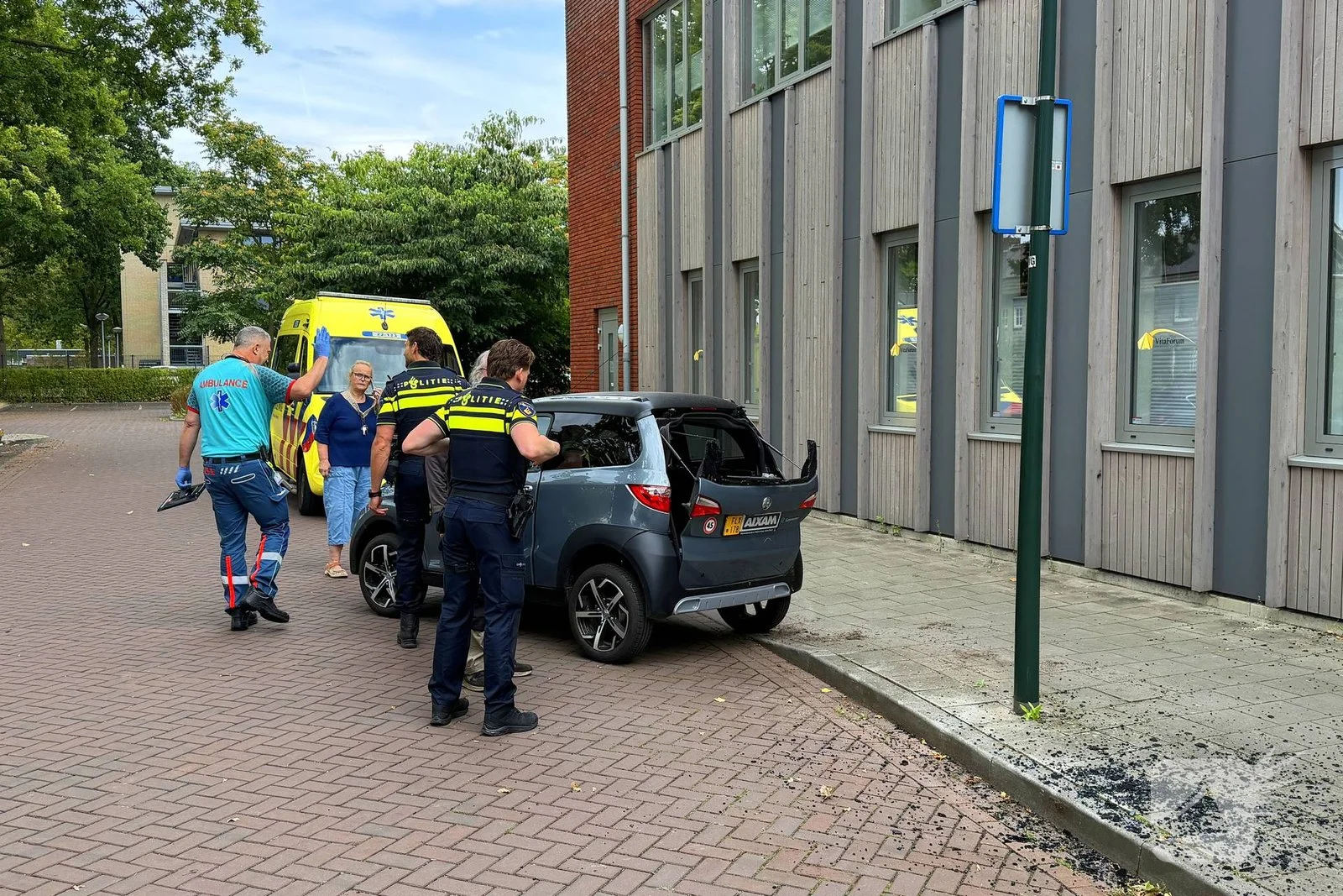 Brommobiel botst tegen lantaarnpaal tijdens parkeren