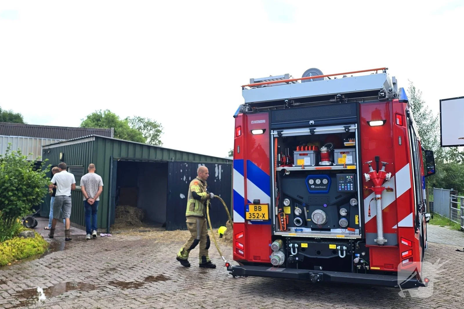 Brandweer blust brand bij opslag