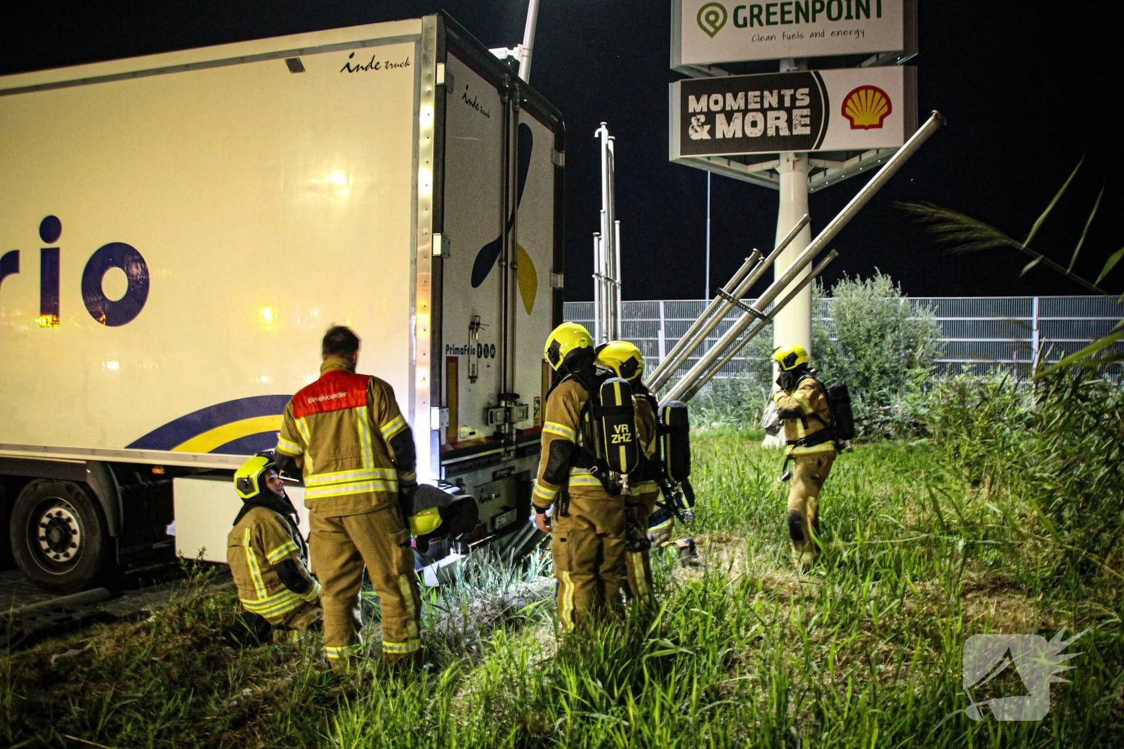 Vrachtwagen veroorzaakt milieu-incident door omverrijden leidingen