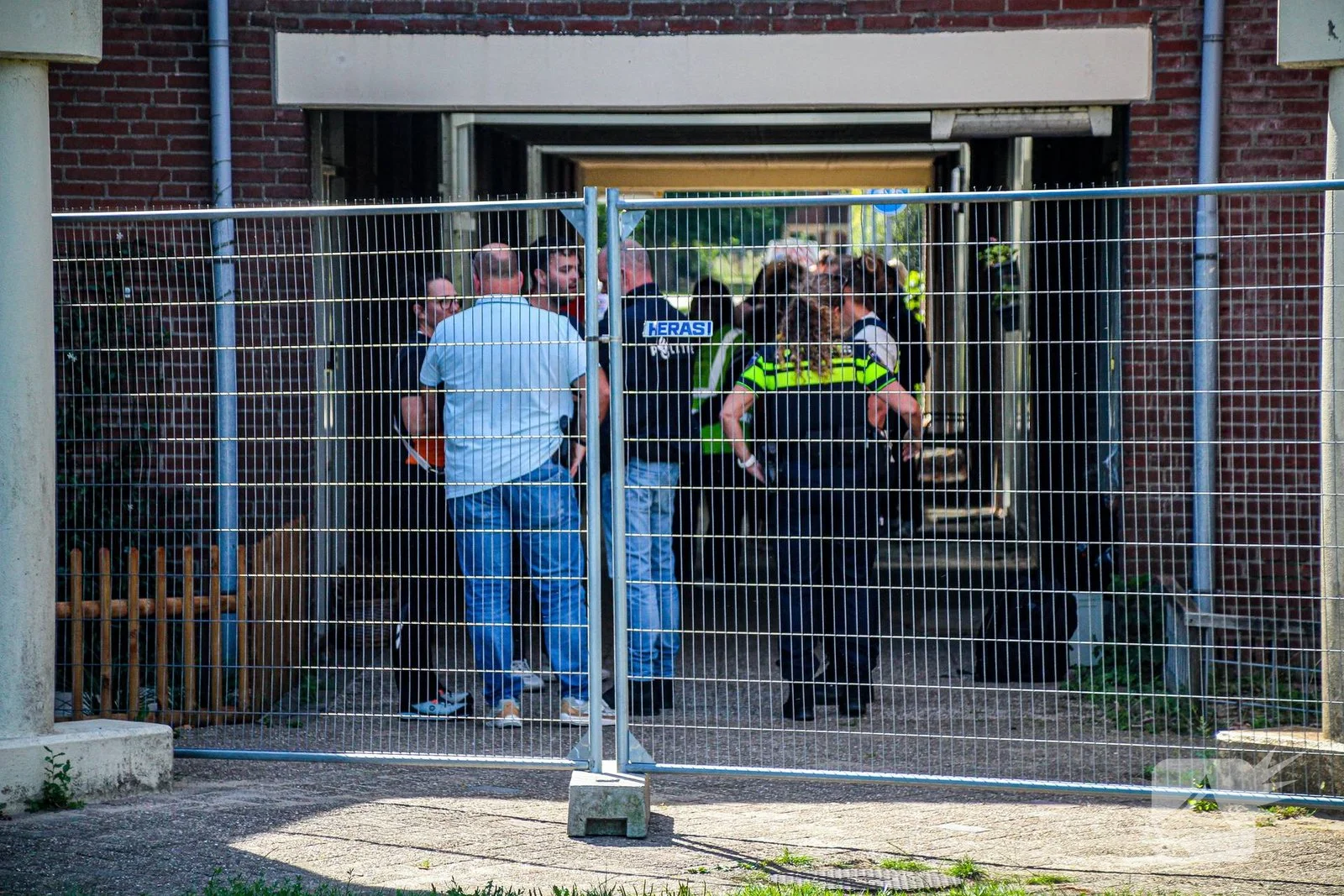 Dertien woningen ontruimd door ontdekking drugslab