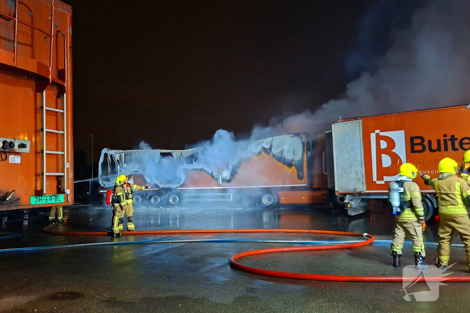 Trailer van vrachtwagen volledig in brand