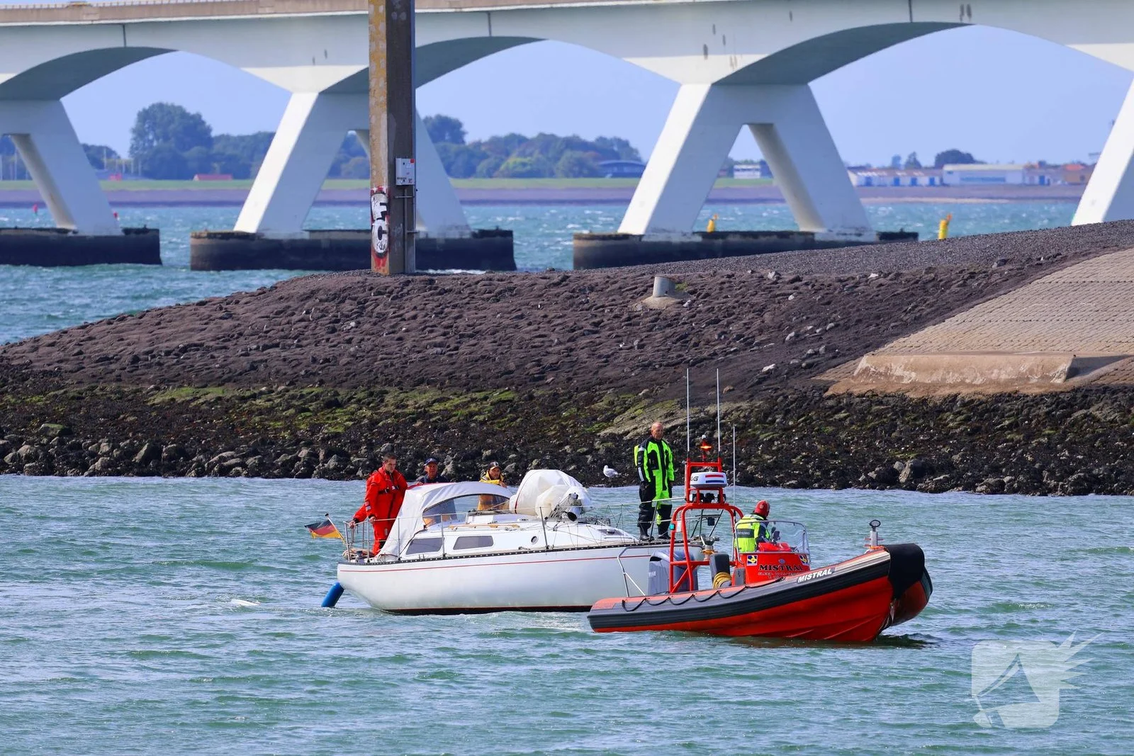 Mast zeilboot breekt af tijdens vaart