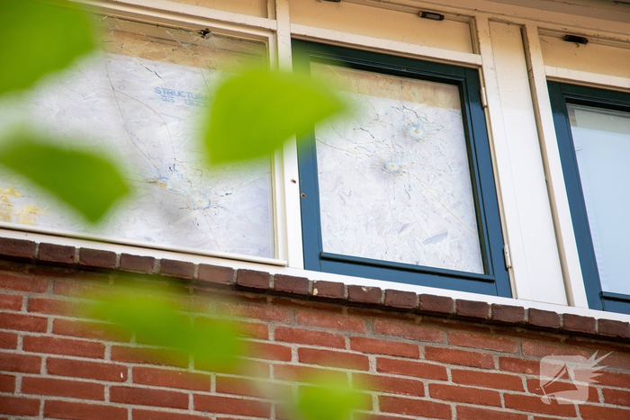 Woning gesloten na beschieting met zichtbare kogelgaten