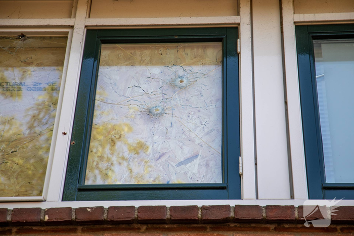 Woning gesloten na beschieting met zichtbare kogelgaten