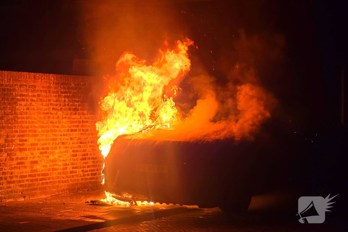 Auto verwoest door brandstichting