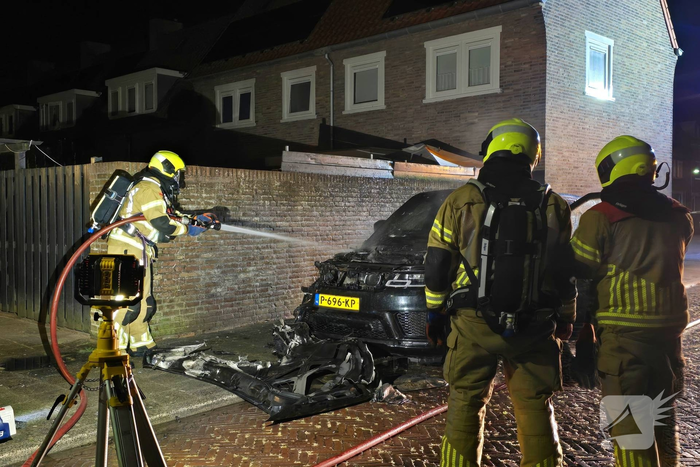 Auto verwoest door brandstichting
