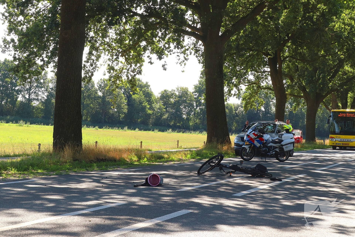 Fietser overleden na aanrijding met bestelbus