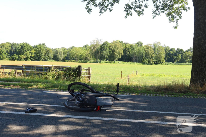 Fietser overleden na aanrijding met bestelbus