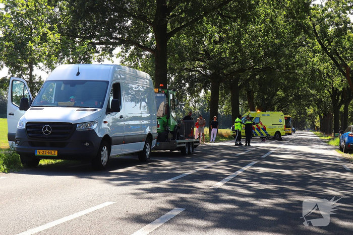 Fietser overleden na aanrijding met bestelbus