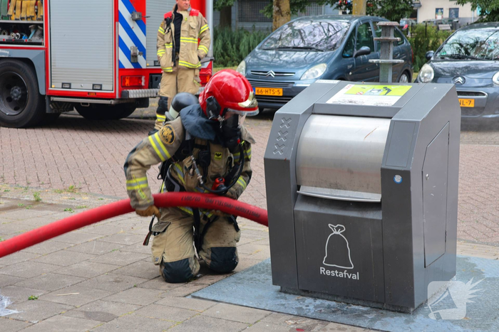 Brand in ondergrondse afvalcontainer geblust