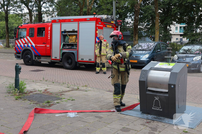 Brand in ondergrondse afvalcontainer geblust
