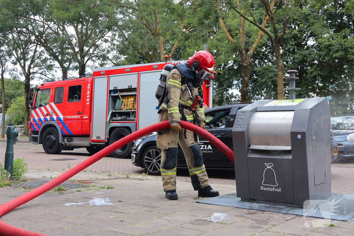 Brand in ondergrondse afvalcontainer geblust